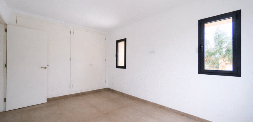 Espectacular Villa de Lujo en Ses Salines: Arquitectura tradicional, interior de diseño y privacidad absoluta