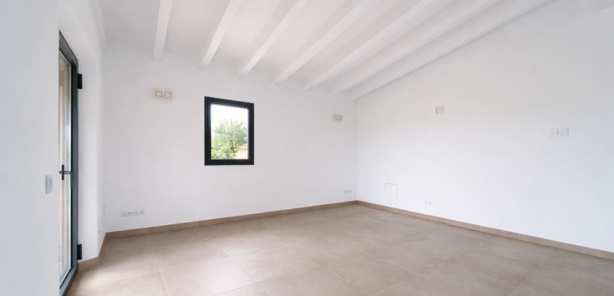 Espectacular Villa de Lujo en Ses Salines: Arquitectura tradicional, interior de diseño y privacidad absoluta