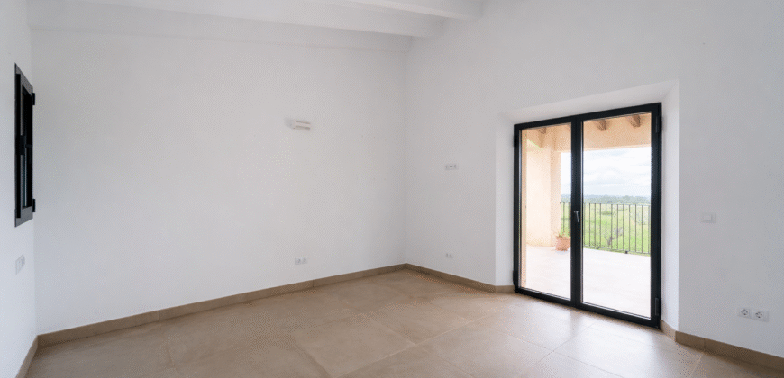 Espectacular Villa de Lujo en Ses Salines: Arquitectura tradicional, interior de diseño y privacidad absoluta