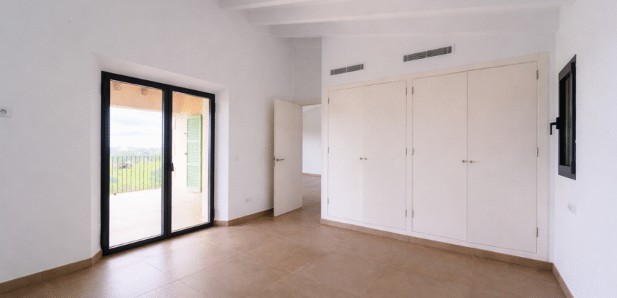 Espectacular Villa de Lujo en Ses Salines: Arquitectura tradicional, interior de diseño y privacidad absoluta