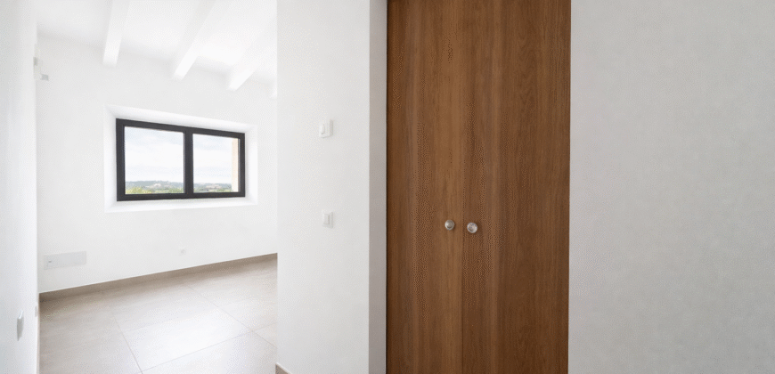 Espectacular Villa de Lujo en Ses Salines: Arquitectura tradicional, interior de diseño y privacidad absoluta