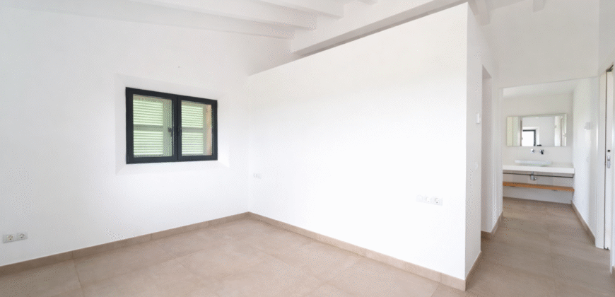 Espectacular Villa de Lujo en Ses Salines: Arquitectura tradicional, interior de diseño y privacidad absoluta