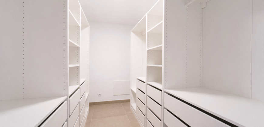 Espectacular Villa de Lujo en Ses Salines: Arquitectura tradicional, interior de diseño y privacidad absoluta