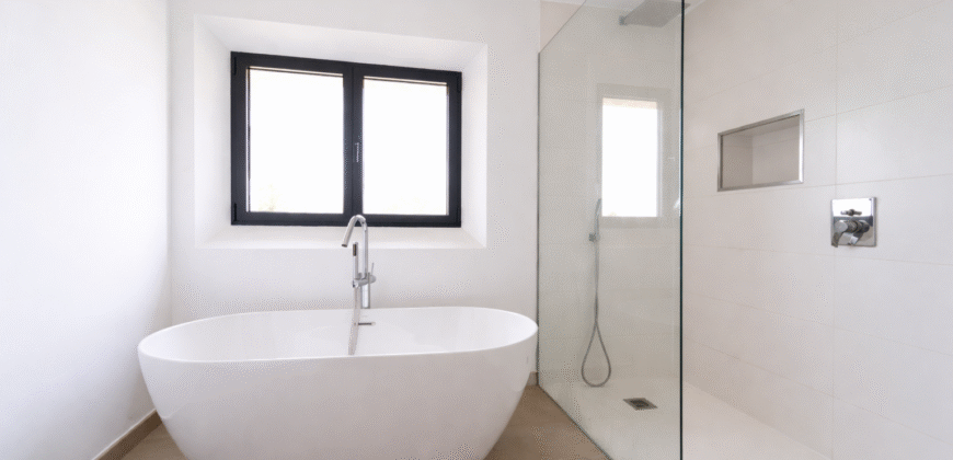 Espectacular Villa de Lujo en Ses Salines: Arquitectura tradicional, interior de diseño y privacidad absoluta