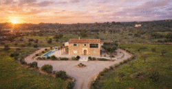 Espectacular Villa de Lujo en Ses Salines: Arquitectura tradicional, interior de diseño y privacidad absoluta