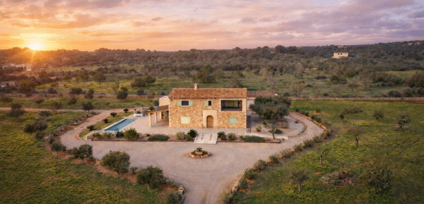 Espectacular Villa de Lujo en Ses Salines: Arquitectura tradicional, interior de diseño y privacidad absoluta