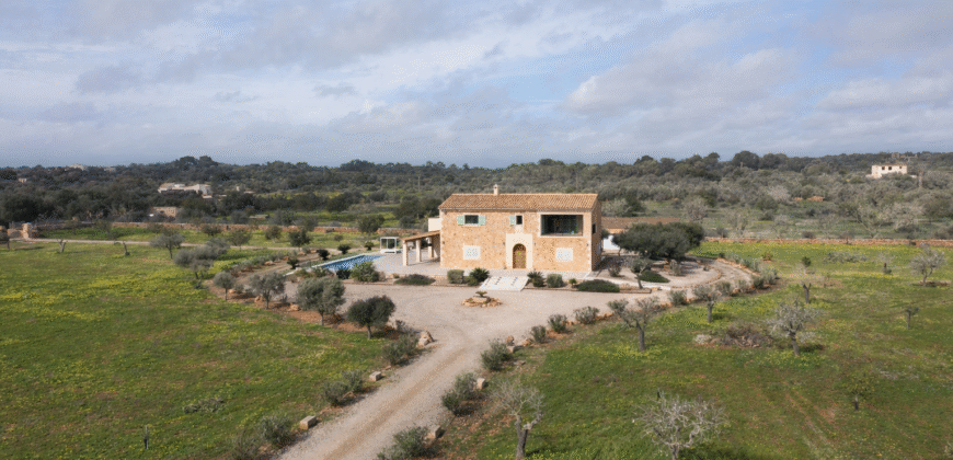 Espectacular Villa de Lujo en Ses Salines: Arquitectura tradicional, interior de diseño y privacidad absoluta