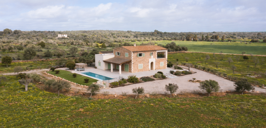 Espectacular Villa de Lujo en Ses Salines: Arquitectura tradicional, interior de diseño y privacidad absoluta