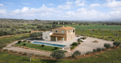 Espectacular Villa de Lujo en Ses Salines: Arquitectura tradicional, interior de diseño y privacidad absoluta