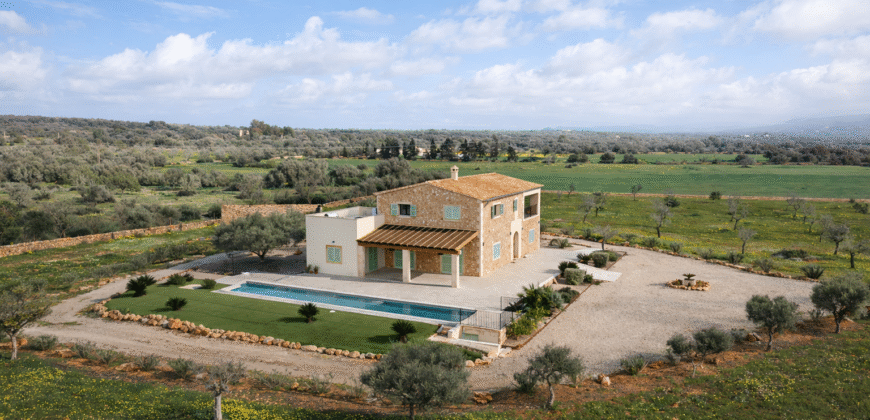 Espectacular Villa de Lujo en Ses Salines: Arquitectura tradicional, interior de diseño y privacidad absoluta
