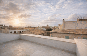Designer townhouse for rent in Santanyí: Renovated, with garage and elevator next to Plaza Mayor