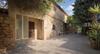 Oportunidad única en Ses Salines: Casa de pueblo histórica para reformar con inmenso solar de 831 m² y acceso a dos calles