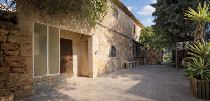 Einzigartige Gelegenheit in Ses Salines: Historisches Dorfhaus zur Renovierung mit riesigem 831 m² Grundstück und Zugang von zwei Straßen