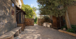 Einzigartige Gelegenheit in Ses Salines: Historisches Dorfhaus zur Renovierung mit riesigem 831 m² Grundstück und Zugang von zwei Straßen