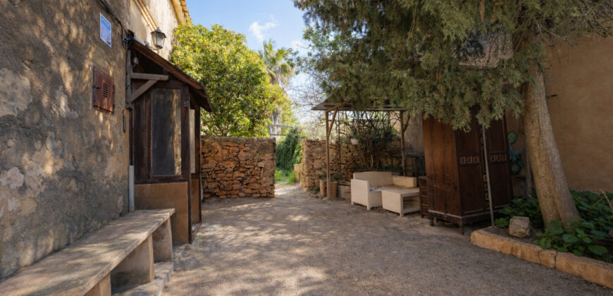 Einzigartige Gelegenheit in Ses Salines: Historisches Dorfhaus zur Renovierung mit riesigem 831 m² Grundstück und Zugang von zwei Straßen