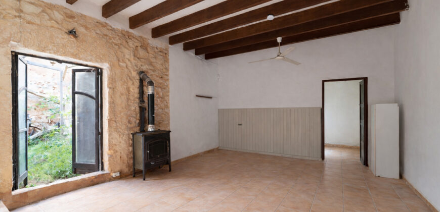 Einzigartige Gelegenheit in Ses Salines: Historisches Dorfhaus zur Renovierung mit riesigem 831 m² Grundstück und Zugang von zwei Straßen