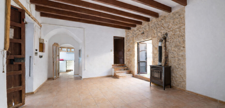 Einzigartige Gelegenheit in Ses Salines: Historisches Dorfhaus zur Renovierung mit riesigem 831 m² Grundstück und Zugang von zwei Straßen