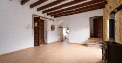 Einzigartige Gelegenheit in Ses Salines: Historisches Dorfhaus zur Renovierung mit riesigem 831 m² Grundstück und Zugang von zwei Straßen