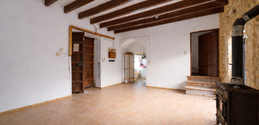 Einzigartige Gelegenheit in Ses Salines: Historisches Dorfhaus zur Renovierung mit riesigem 831 m² Grundstück und Zugang von zwei Straßen