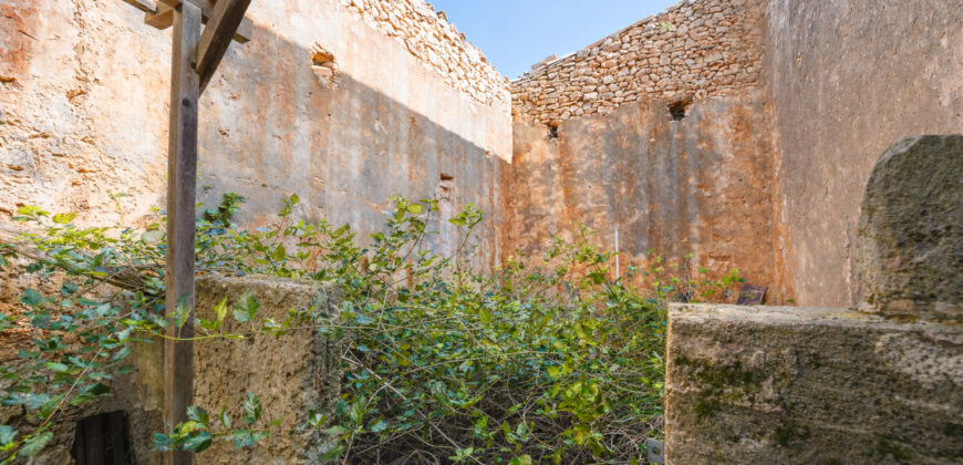Einzigartige Gelegenheit in Ses Salines: Historisches Dorfhaus zur Renovierung mit riesigem 831 m² Grundstück und Zugang von zwei Straßen