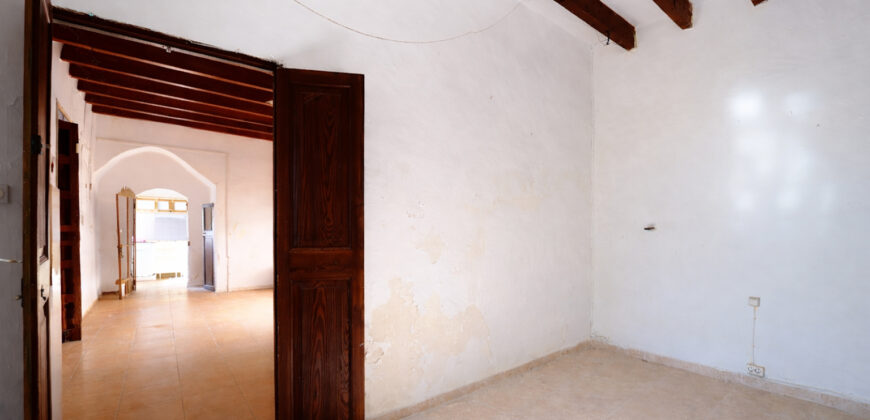 Einzigartige Gelegenheit in Ses Salines: Historisches Dorfhaus zur Renovierung mit riesigem 831 m² Grundstück und Zugang von zwei Straßen