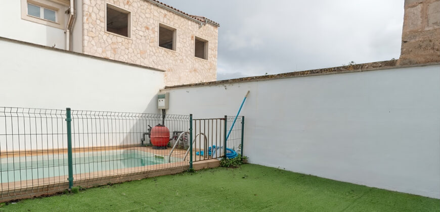 Exclusivo adosado en venta con piscina en una calle tranquila de Ses Salines