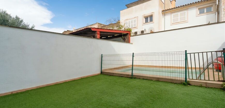 Exclusivo adosado en venta con piscina en una calle tranquila de Ses Salines