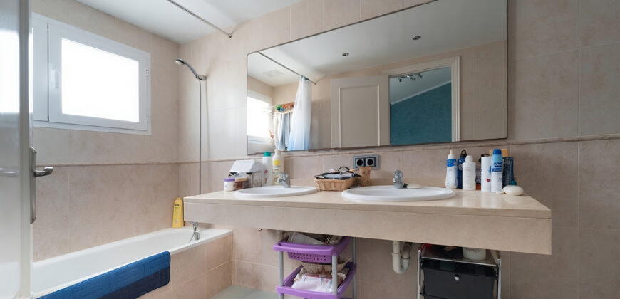 Exclusivo adosado en venta con piscina en una calle tranquila de Ses Salines