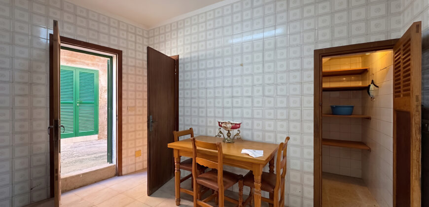 Auténtica casa de pueblo para reformar en venta en Ses Salines