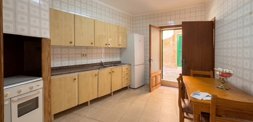 Auténtica casa de pueblo para reformar en venta en Ses Salines