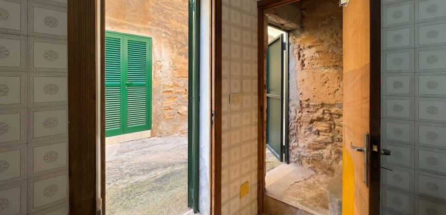 Auténtica casa de pueblo para reformar en venta en Ses Salines