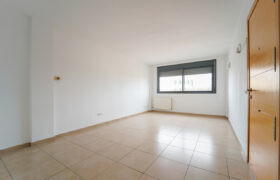 Unfurnished 2-Bed Apartment for Rent on Ronda Institut, Manacor