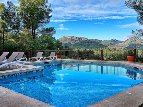 Villa con vistas y piscina en la Sierra de Tramuntana – Esporles