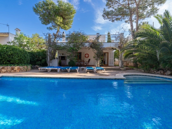 Chalet con piscina en Cala Egos — 219 m², casa de invitados independiente, a pie de playa