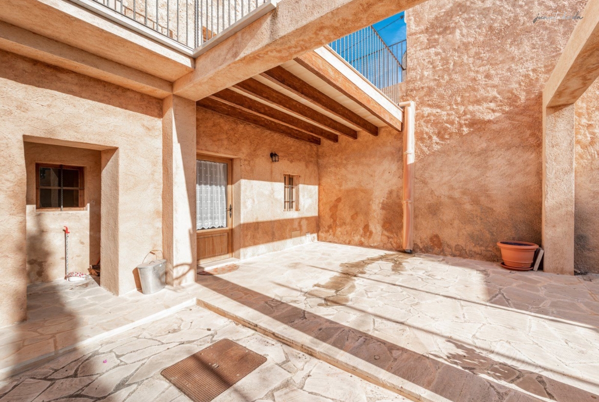 Casa de pueblo renovada de 223 m² con gran terraza en alquiler en Es Llombards