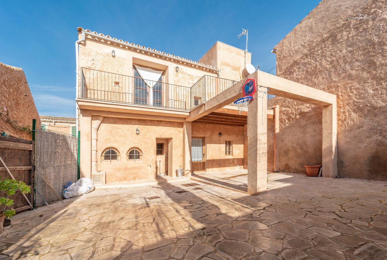 Casa de pueblo renovada de 223 m² con gran terraza en alquiler en Es Llombards