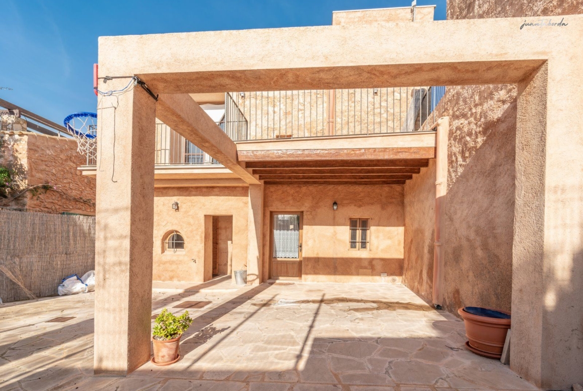 Casa de pueblo renovada de 223 m² con gran terraza en alquiler en Es Llombards