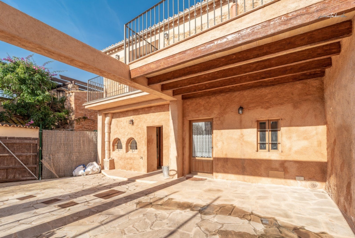 Casa de pueblo renovada de 223 m² con gran terraza en alquiler en Es Llombards