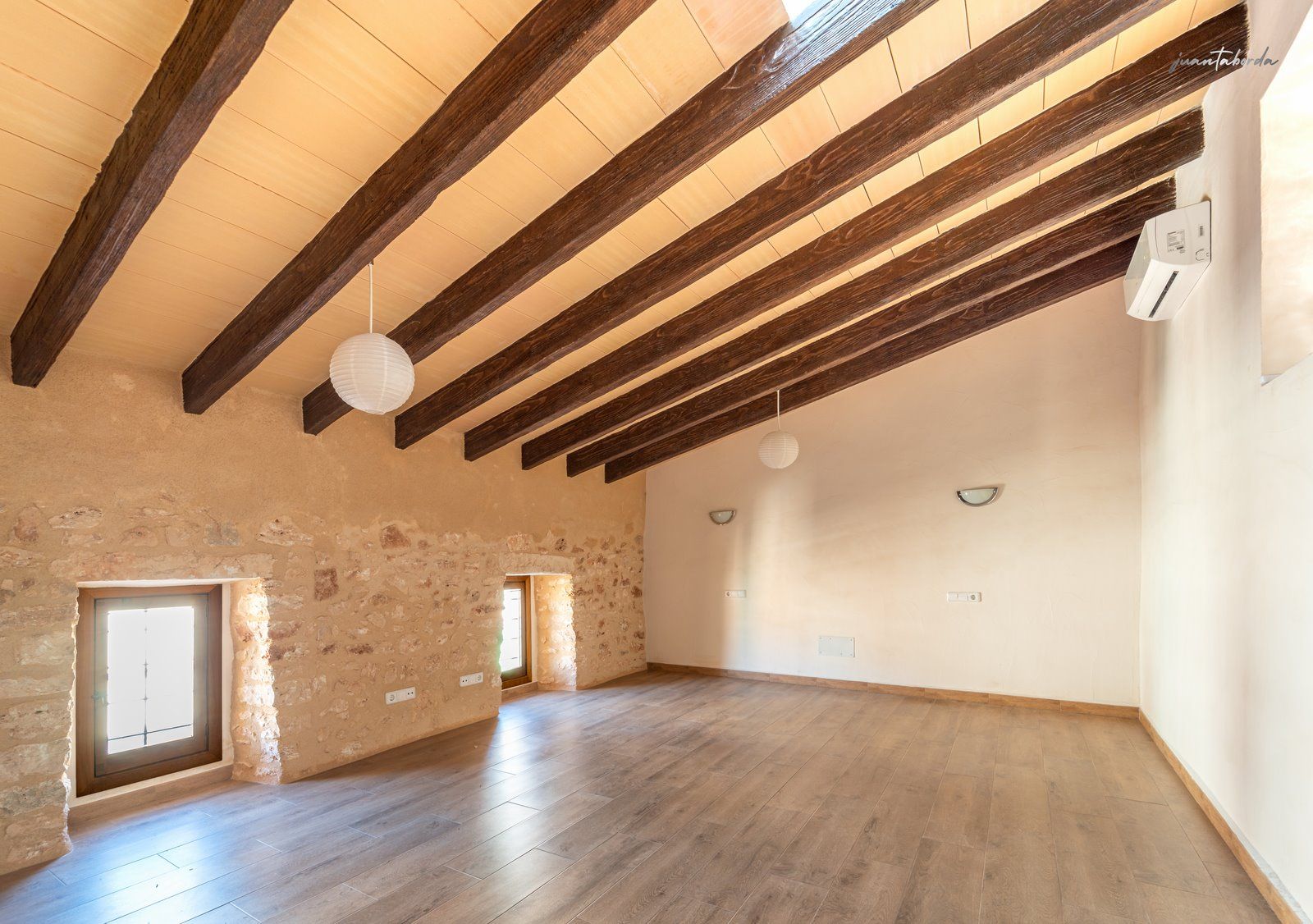 Casa de pueblo renovada de 223 m² con gran terraza en alquiler en Es Llombards