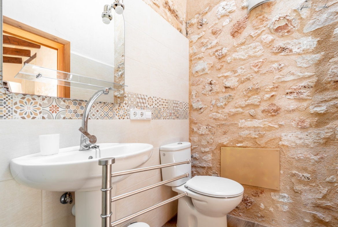 Casa de pueblo renovada de 223 m² con gran terraza en alquiler en Es Llombards