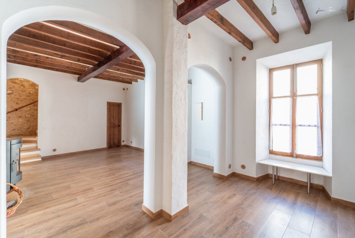 Casa de pueblo renovada de 223 m² con gran terraza en alquiler en Es Llombards