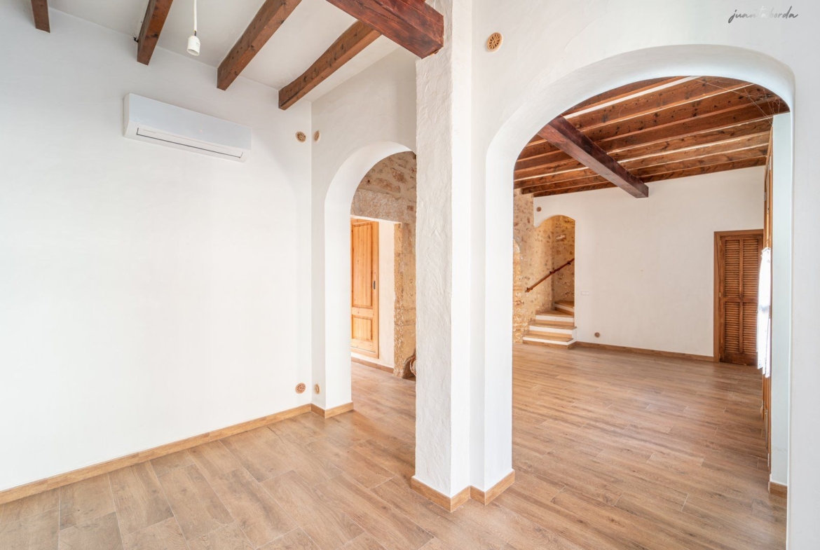 Casa de pueblo renovada de 223 m² con gran terraza en alquiler en Es Llombards