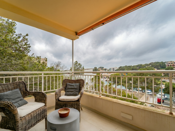Piso reformado con terraza y vistas al mar en Portopetro