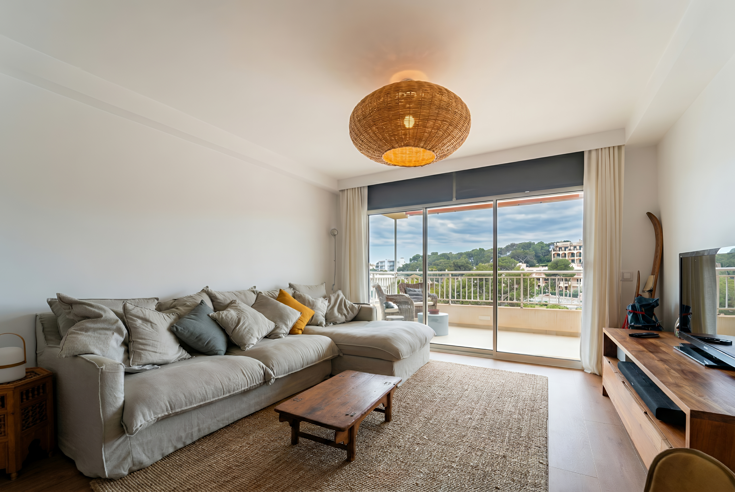 Piso reformado con terraza y vistas al mar en Portopetro