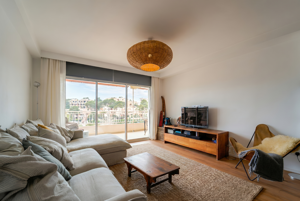 Piso reformado con terraza y vistas al mar en Portopetro