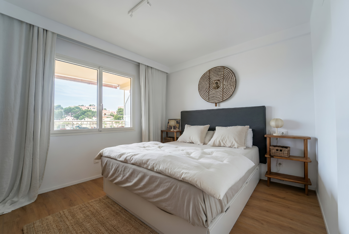 Piso reformado con terraza y vistas al mar en Portopetro