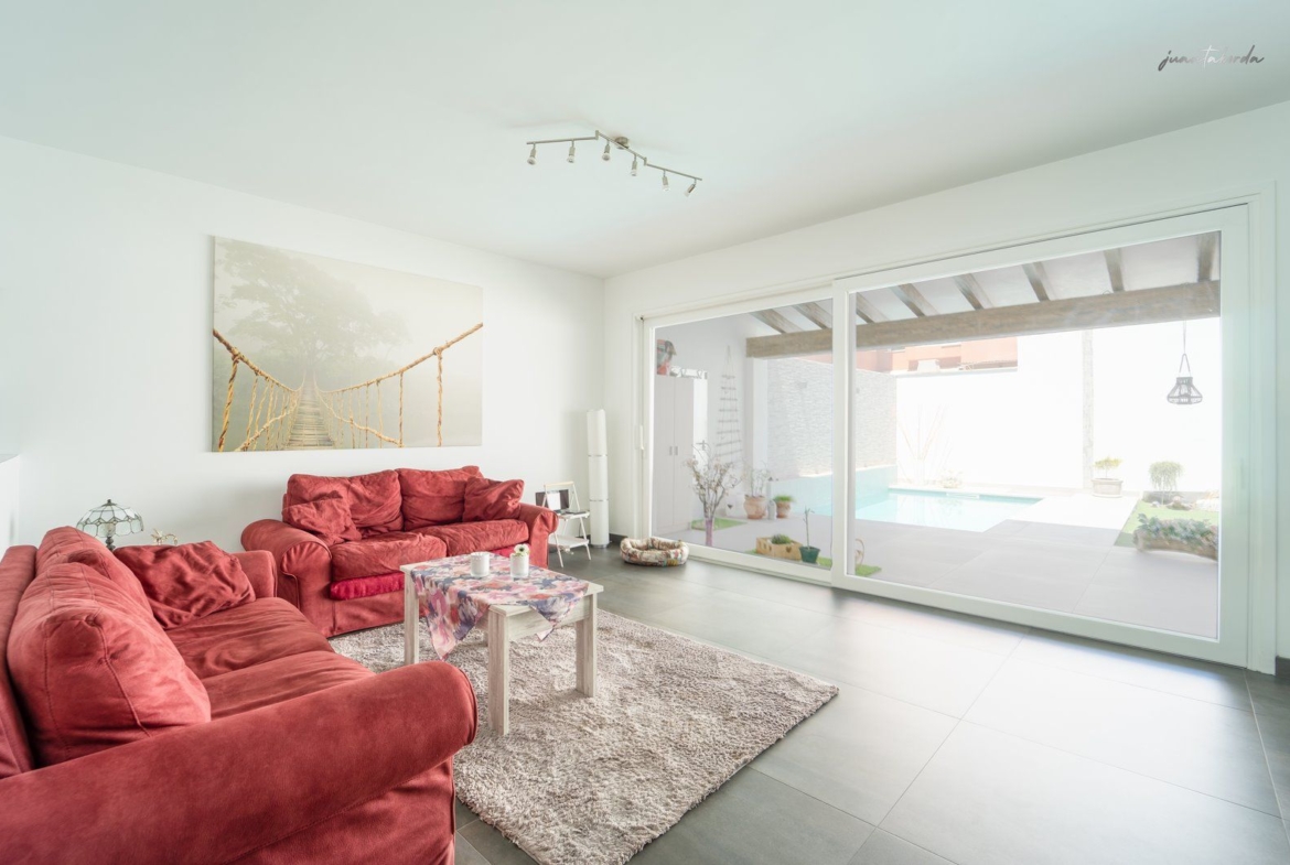 Casa de pueblo con piscina en Campos — 240 m², 5 dormitorios, dos plantas independientes