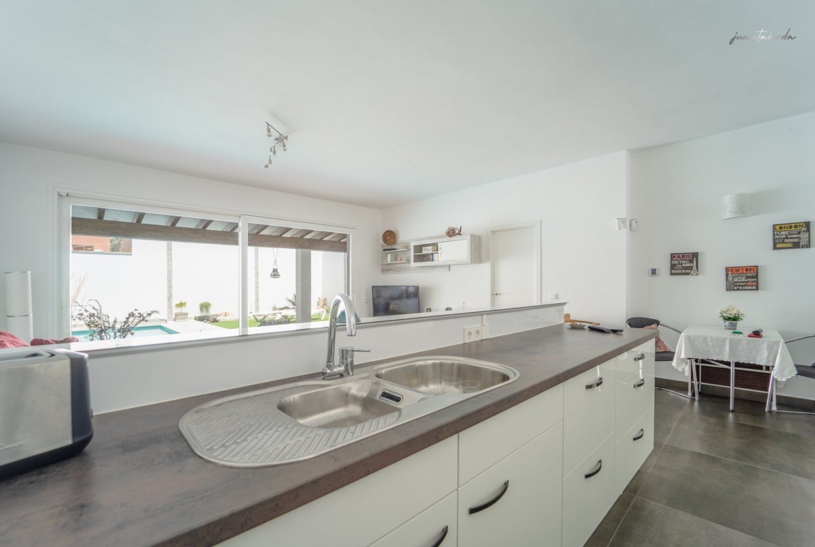 Casa de pueblo con piscina en Campos — 240 m², 5 dormitorios, dos plantas independientes