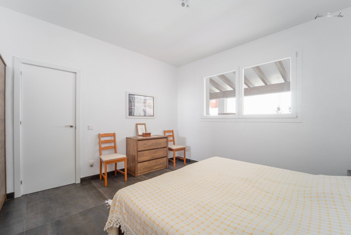 Casa de pueblo con piscina en Campos — 240 m², 5 dormitorios, dos plantas independientes