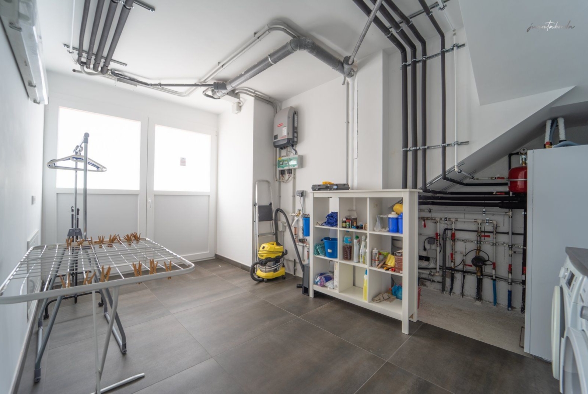 Casa de pueblo con piscina en Campos — 240 m², 5 dormitorios, dos plantas independientes